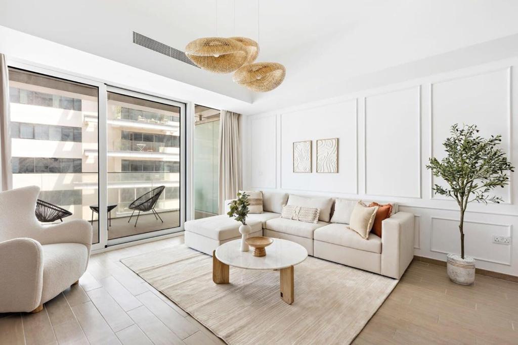 阿布扎比Silkhaus Premium Luxury Unit by Aldar with Beach Access的白色的客厅配有沙发和桌子