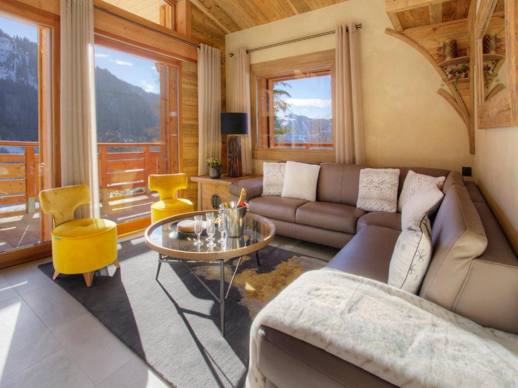 拉克吕萨Chalet La Clusaz, 4 pièces, 6 personnes - FR-1-304-287的客厅配有沙发和桌子