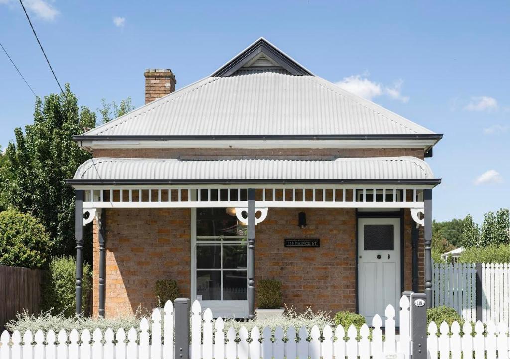 奥兰治Prince Street Cottage - 1890’s Edwardian Gem的砖屋,有白色的栅栏