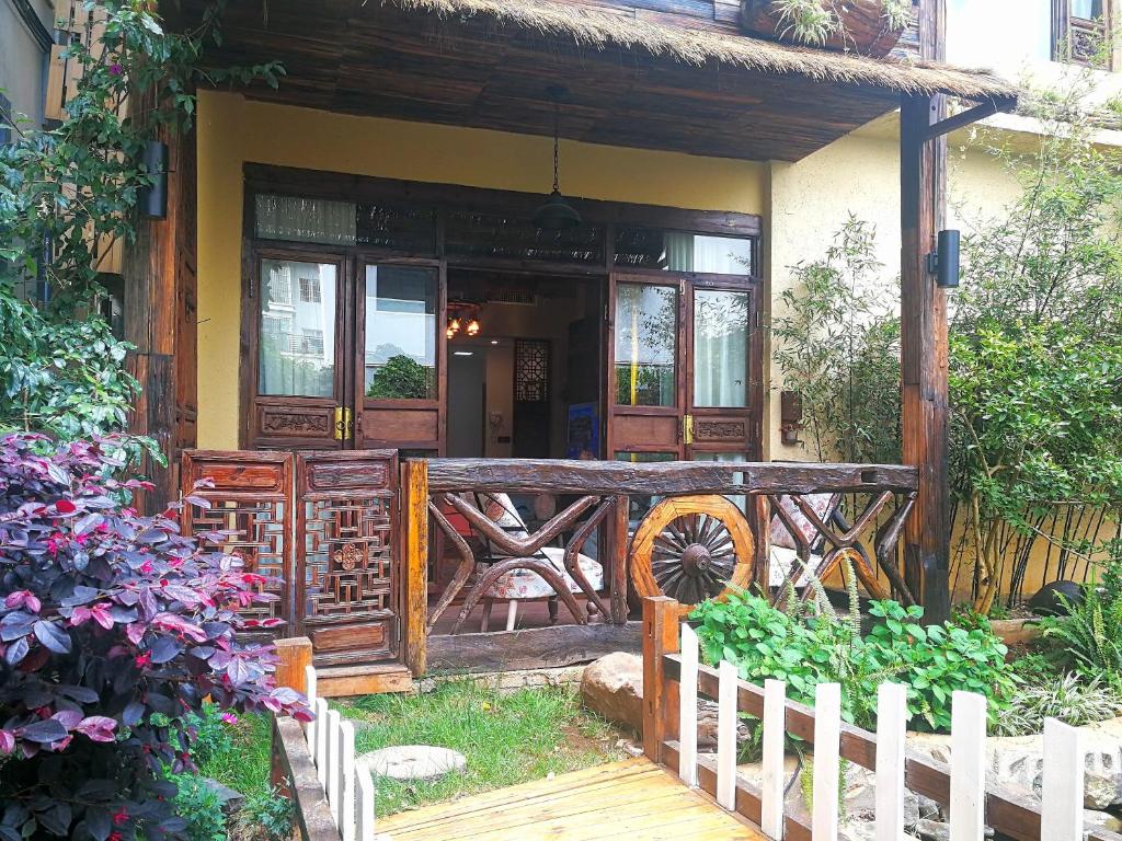 丽江Old Story Inn Lijiang Old Town的一座带木门和门廊的房子