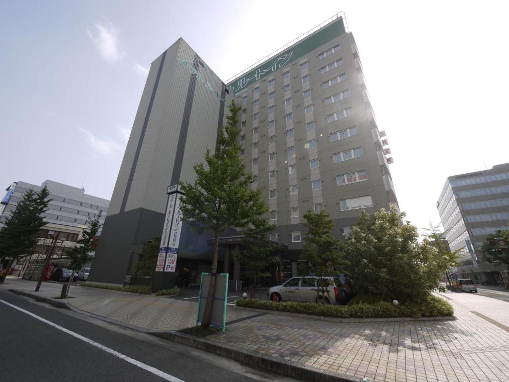 佐贺市佐贺站前干线酒店的前面有停车位的建筑