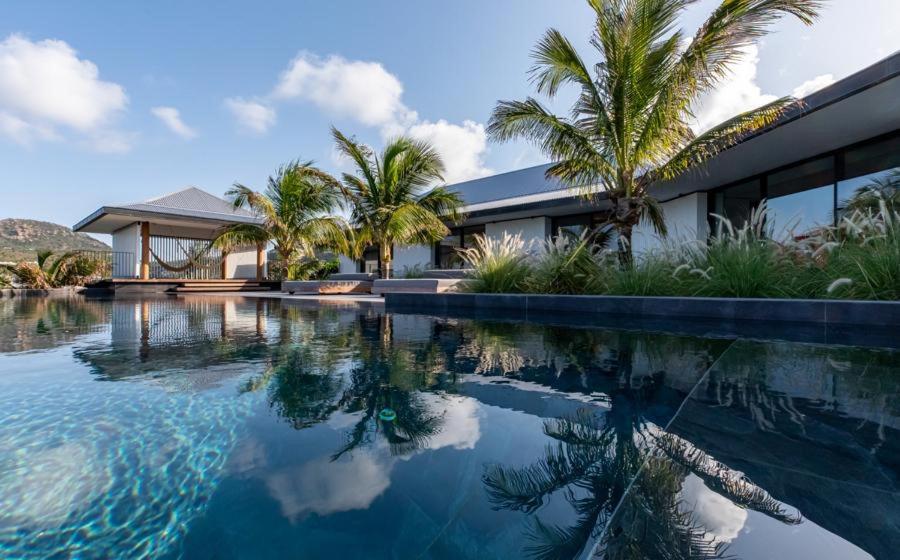 Pointe MilouLuxury Vacation Villa 20的一座带游泳池的房子的图象
