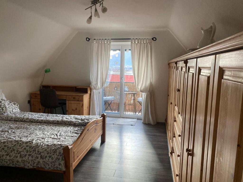 格拉茨Schönes Apartment mit Aussicht über Graz的一间卧室设有一张床和一个滑动玻璃门