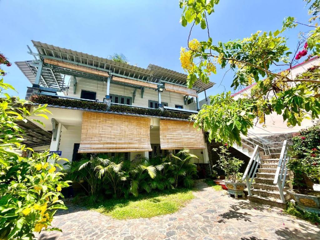 潘切Catsen Bungalows & Pool Phan Thiet的楼梯房屋的外部景色
