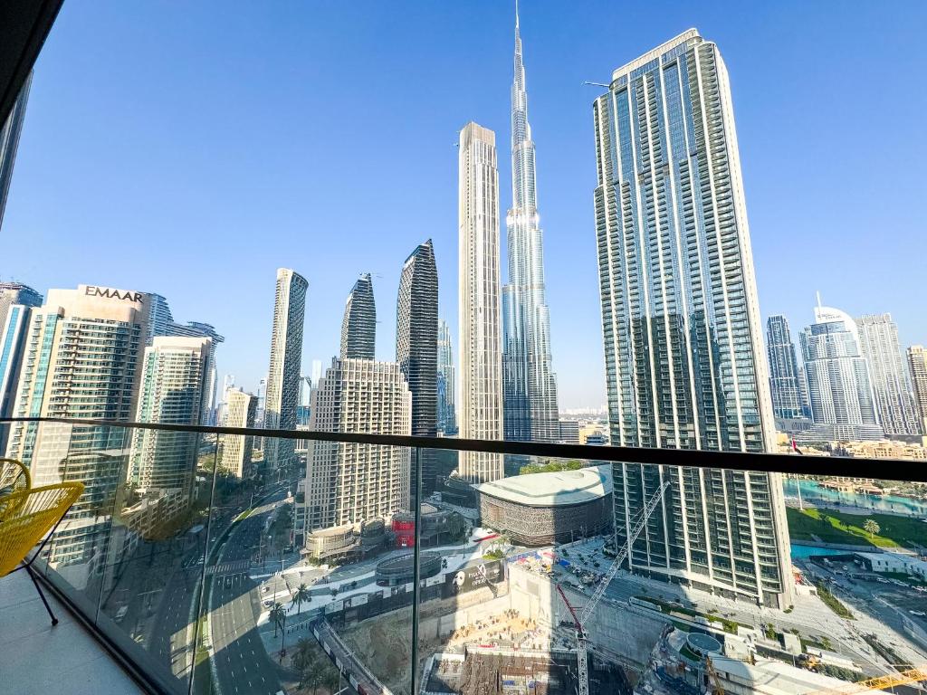 迪拜Stay in First Class at Downtown by 2nd Best Home, Dubai - 2BR - Burj Khalifa View的从摩天大楼欣赏到城市天际线的景色