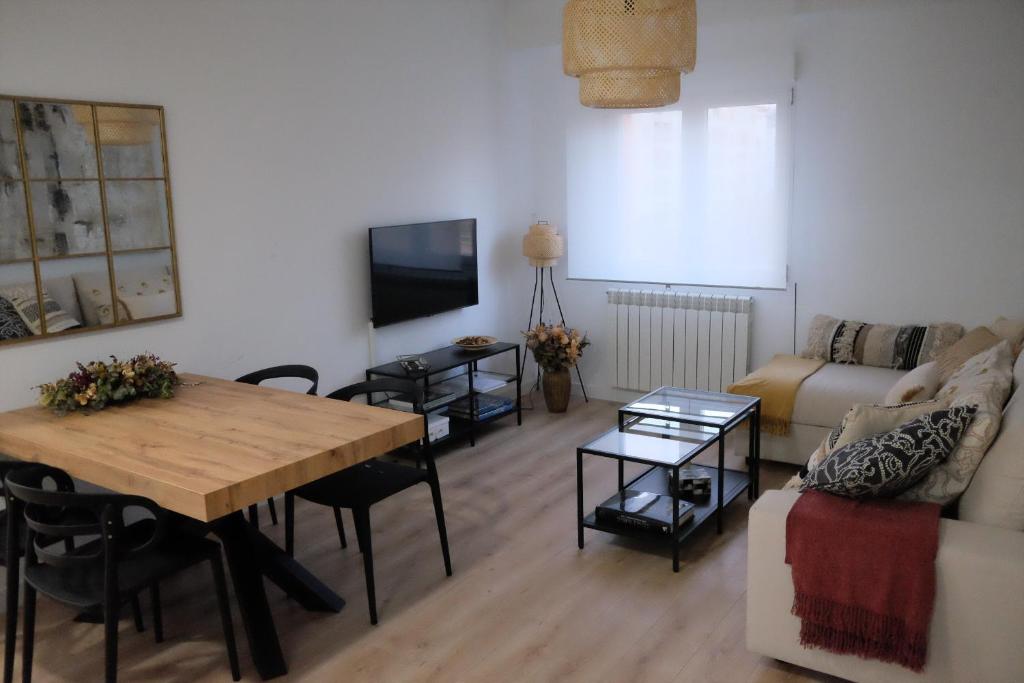 萨拉戈萨Capricho Lostal的客厅配有桌子和沙发