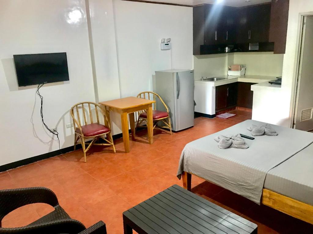波尔多·格尼拉Badladz Staycation Condos的小房间设有桌子和厨房