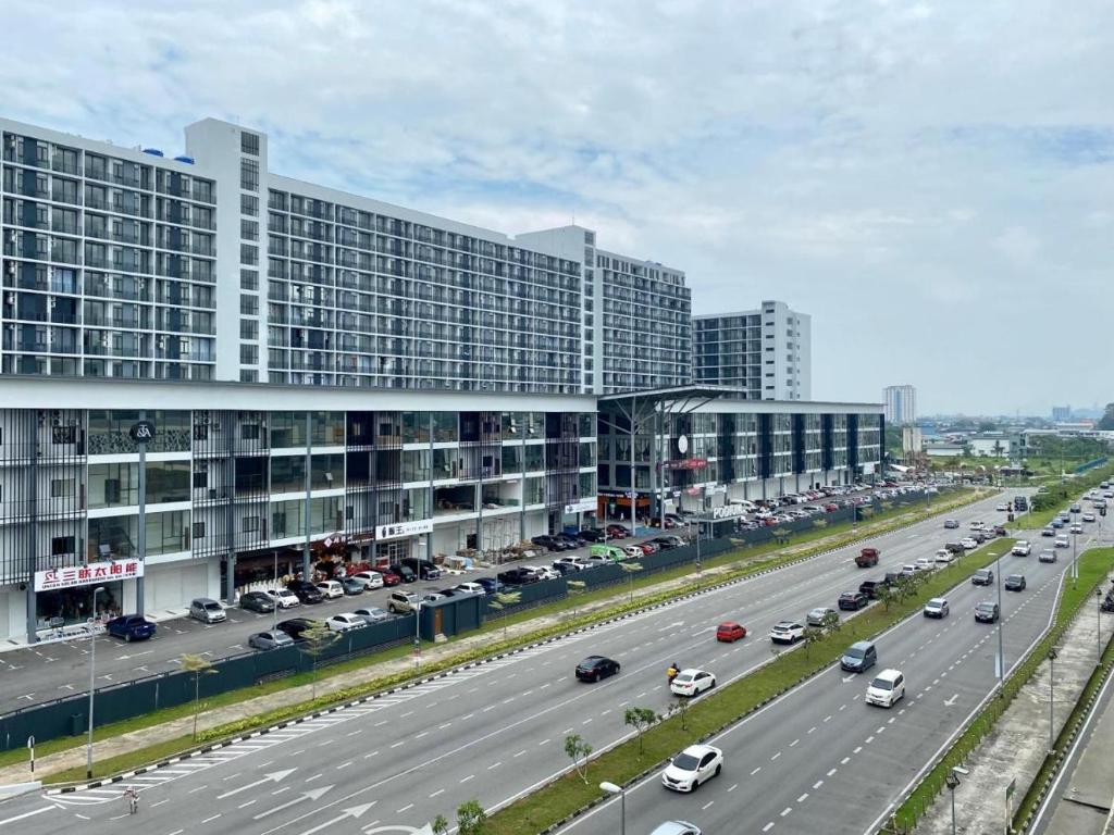 古晋APARTMENTS @ PODIUM, KUCHING的一条有汽车的高速公路,有高大的建筑