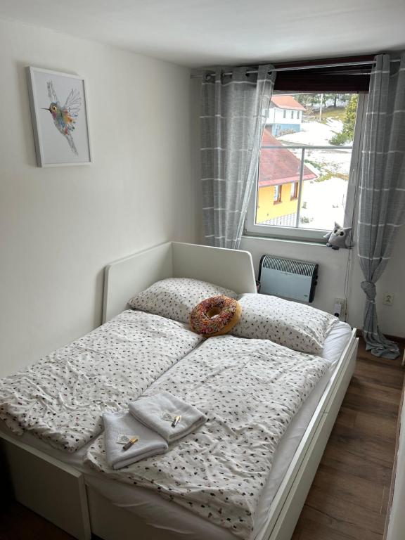 科热诺夫APARTMENT OWL的卧室内的一张白色床,设有窗户