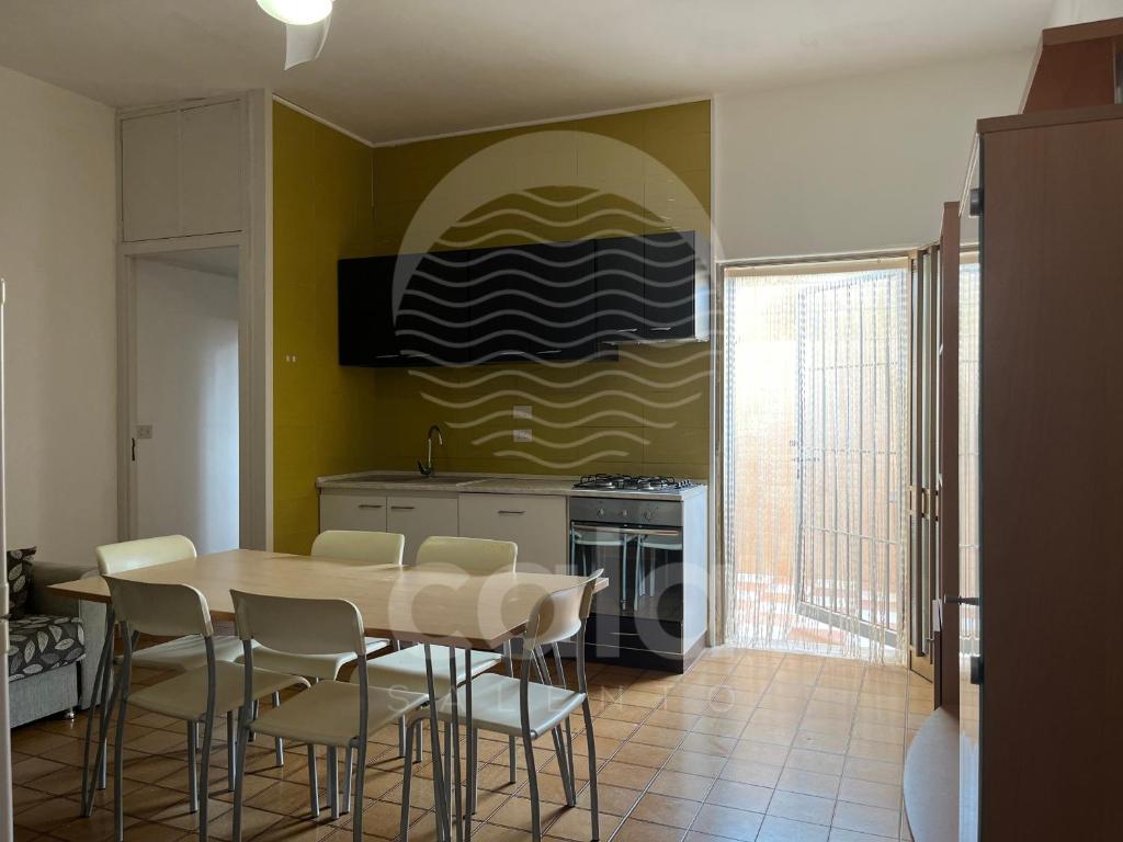 切萨雷奥港Villetta Zora - Spiaggia a 250m的厨房里设有1间带桌椅的用餐室
