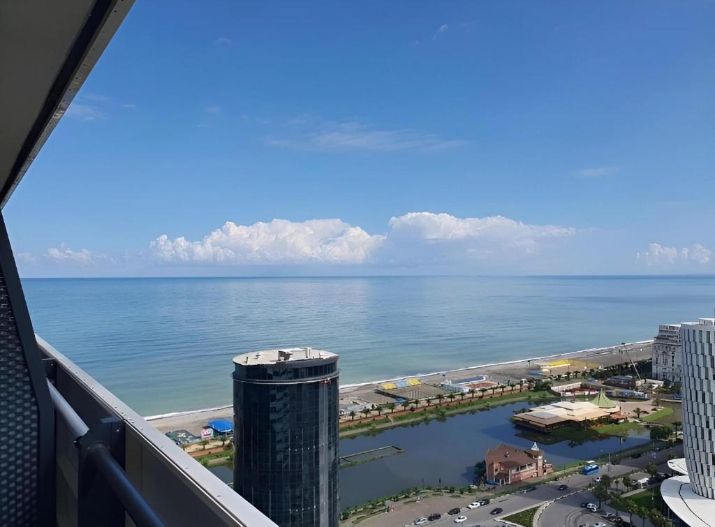 巴统Orbi City Beach Hotel Batumi的从大楼的阳台上可欣赏到海景