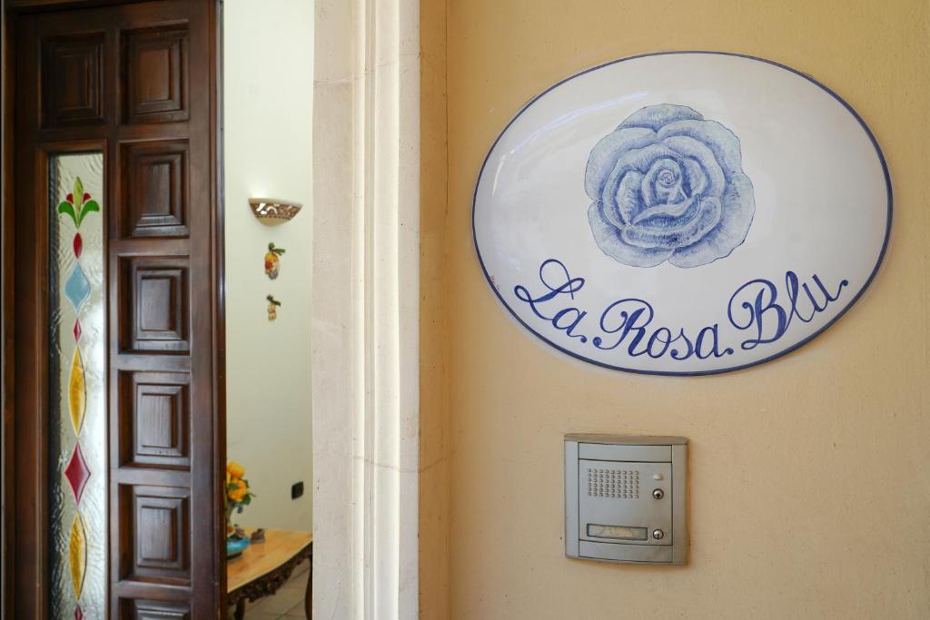 科佩尔蒂诺La Rosa Blu的墙上的花签