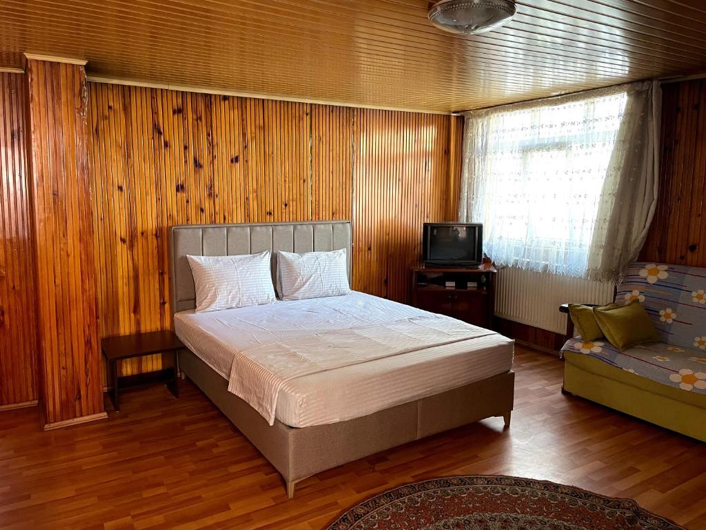 特拉布宗KARAHANLAR Apart的一间卧室配有一张床、一张沙发和一台电视