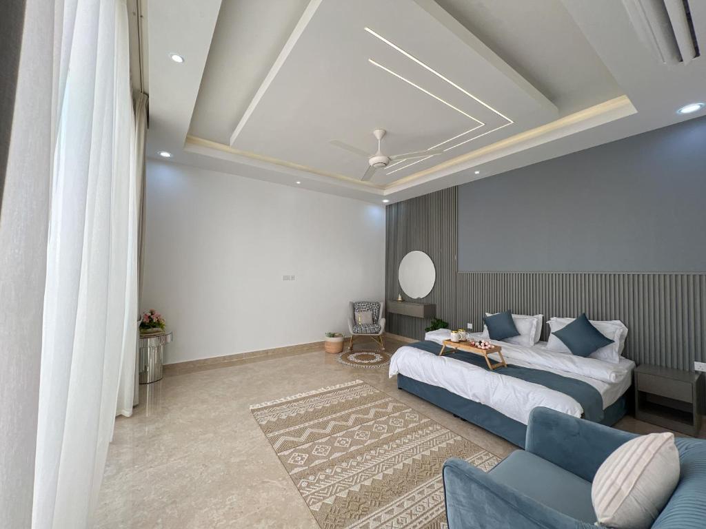 Al RakaR61 Sunrise Chalet的一间卧室配有一张床和一张蓝色的沙发