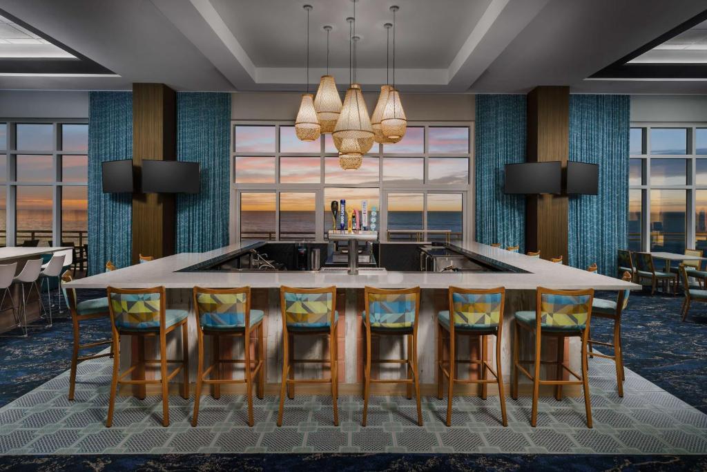 默特尔比奇Homewood Suites by Hilton Myrtle Beach Oceanfront的一间带大桌子和椅子的用餐室