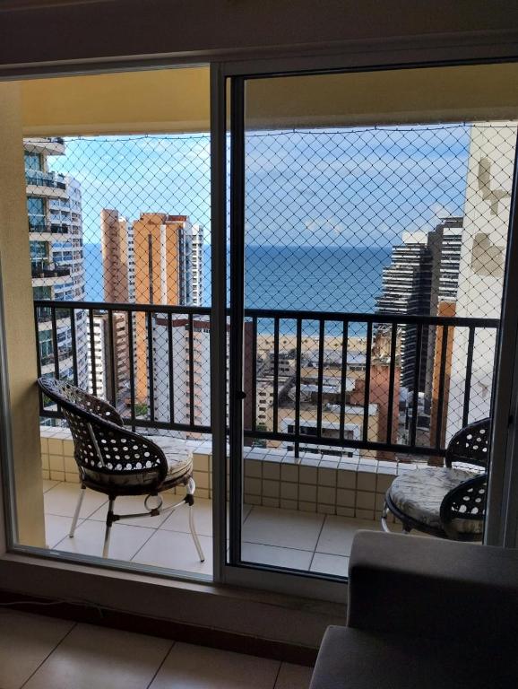 福塔莱萨Villa damasco的客房设有海景阳台。