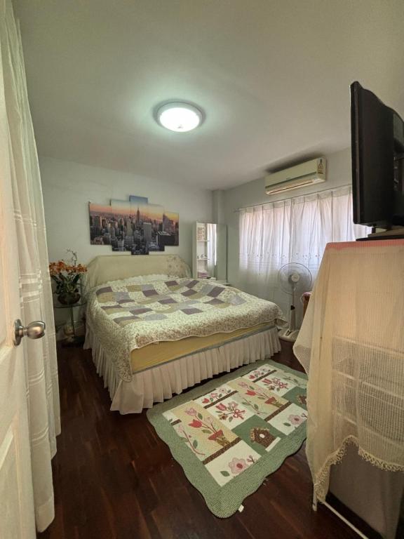 Ban KoSoft Power Host House的一间卧室配有一张床和一台电视