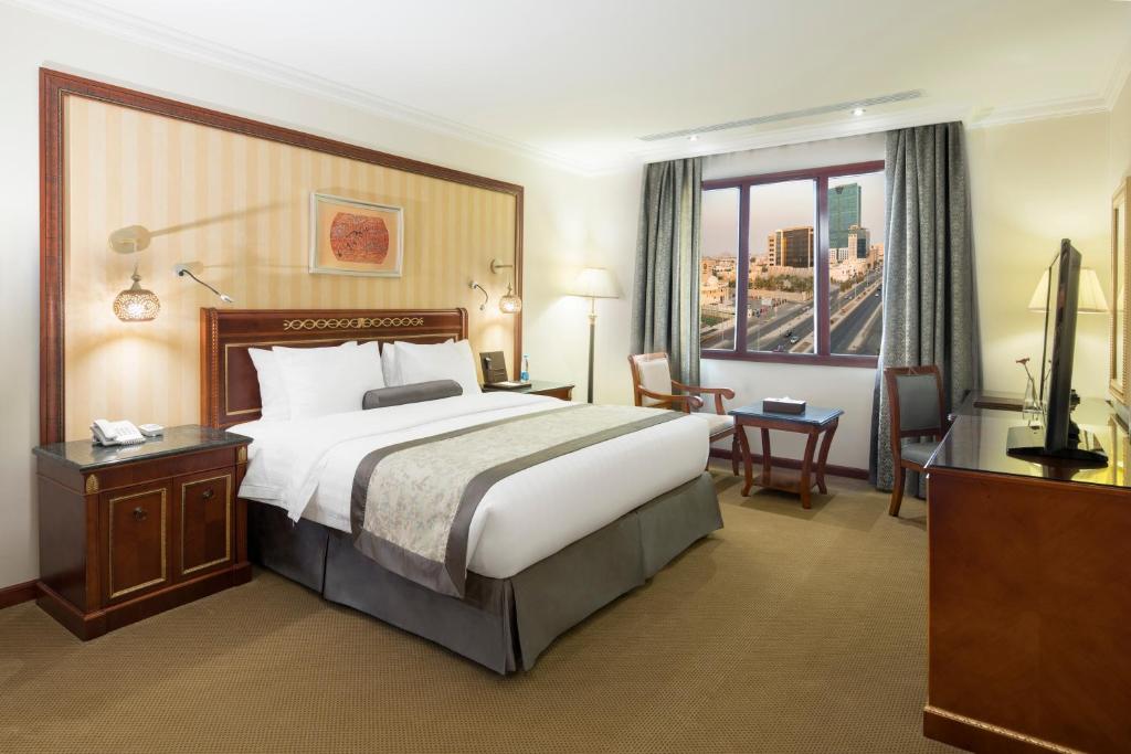吉达Quiet Hotel Al Shatee的一间设有大床和窗户的酒店客房