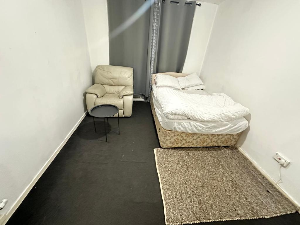 格拉斯哥Private room in Glasgow City centre的小房间设有两张床和椅子