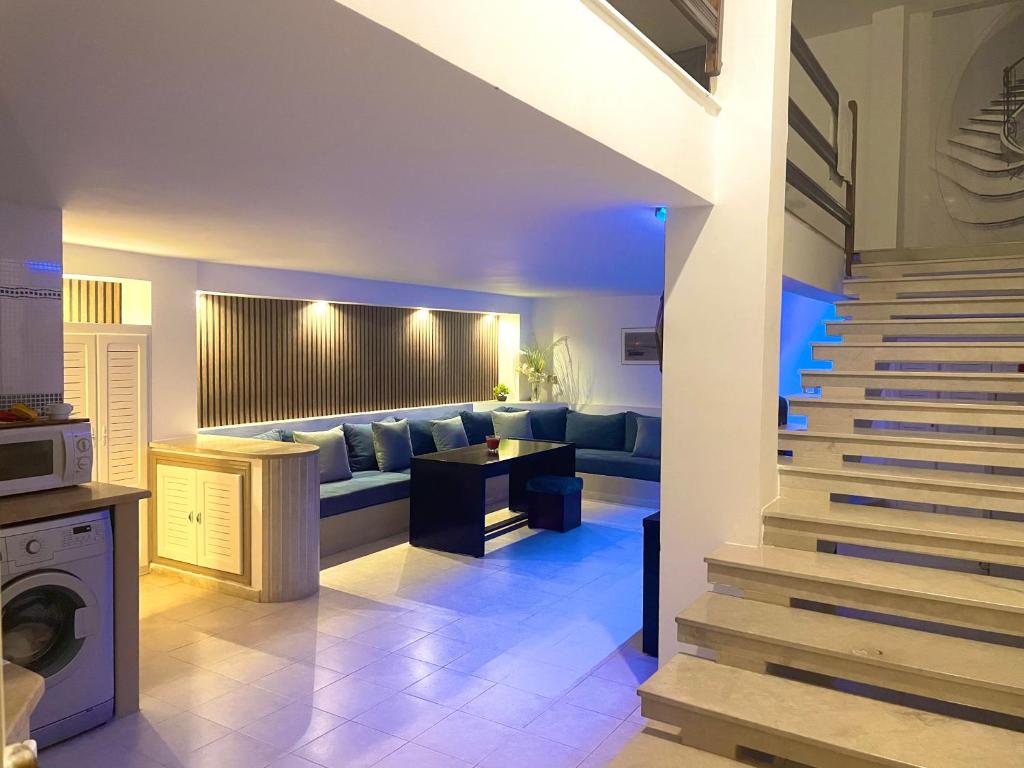斯法克斯Elegant Relaxing Oasis in the Heart of Sfax的带沙发和楼梯的客厅