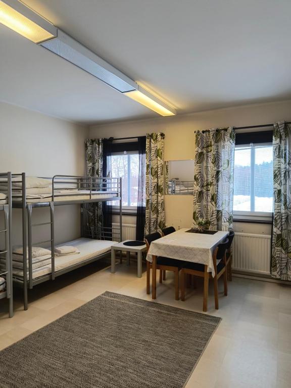 松兹瓦尔南山旅馆的宿舍间设有双层床和桌子。