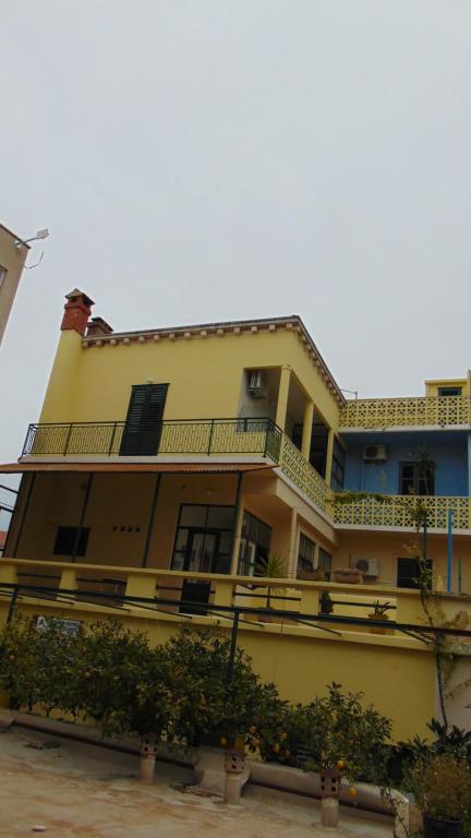 尼亚卢卡Marina的一座大型黄色建筑,上面设有阳台