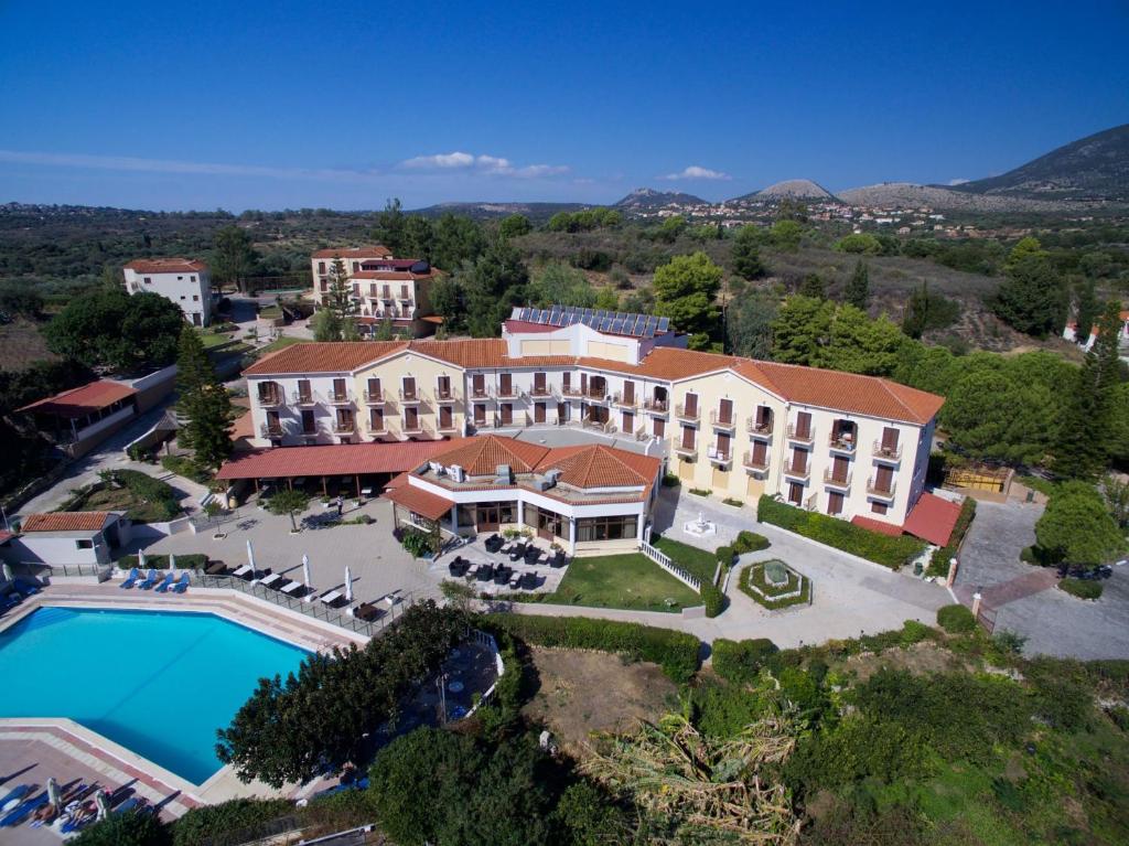 卡拉瓦杜斯卡拉瓦德兹海滩酒店的享有酒店空中美景,设有游泳池