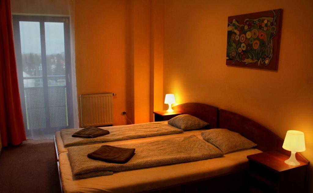 克拉科夫Hotel Kreator-Sport的一间卧室配有一张带两个枕头的床