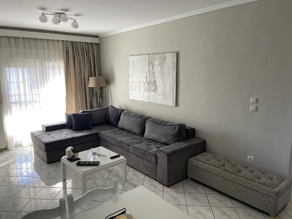 尼亚·蒙达尼亚Baku Apartments的客厅配有沙发和桌子