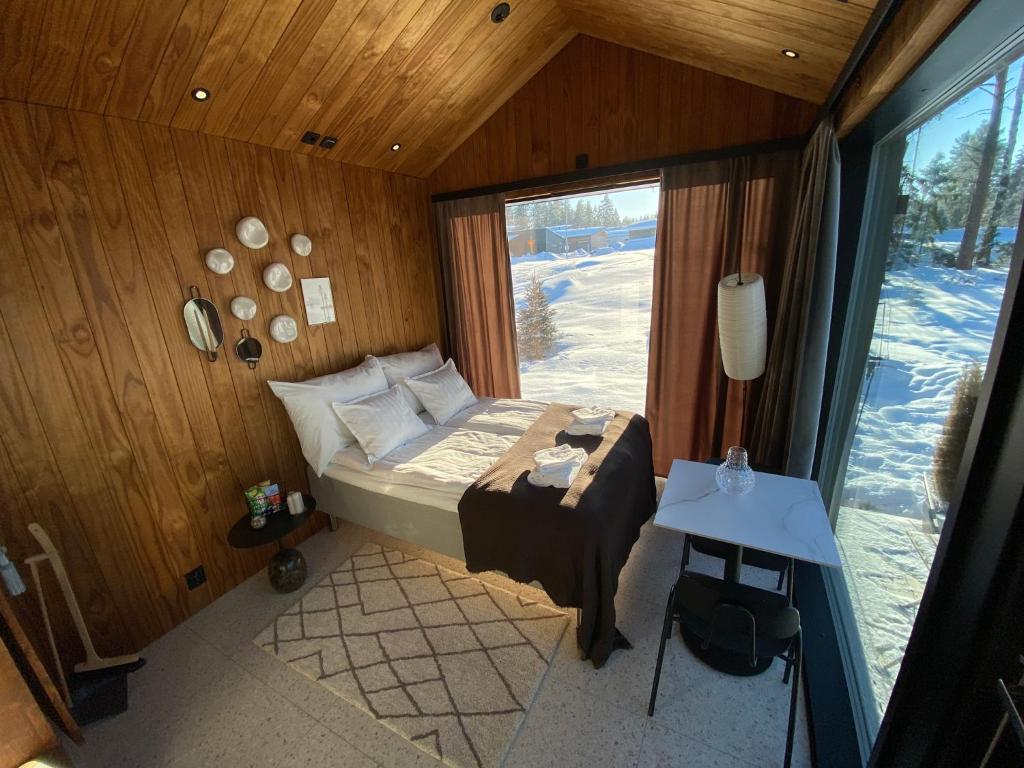 诺基亚Guesthouse with sauna & hot tub的一间带床的卧室,位于带窗户的房间内