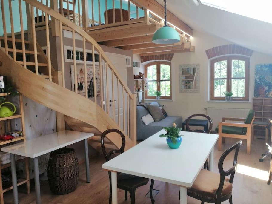 TernitzAtelieo beim Nussbaum的客厅设有楼梯和桌椅