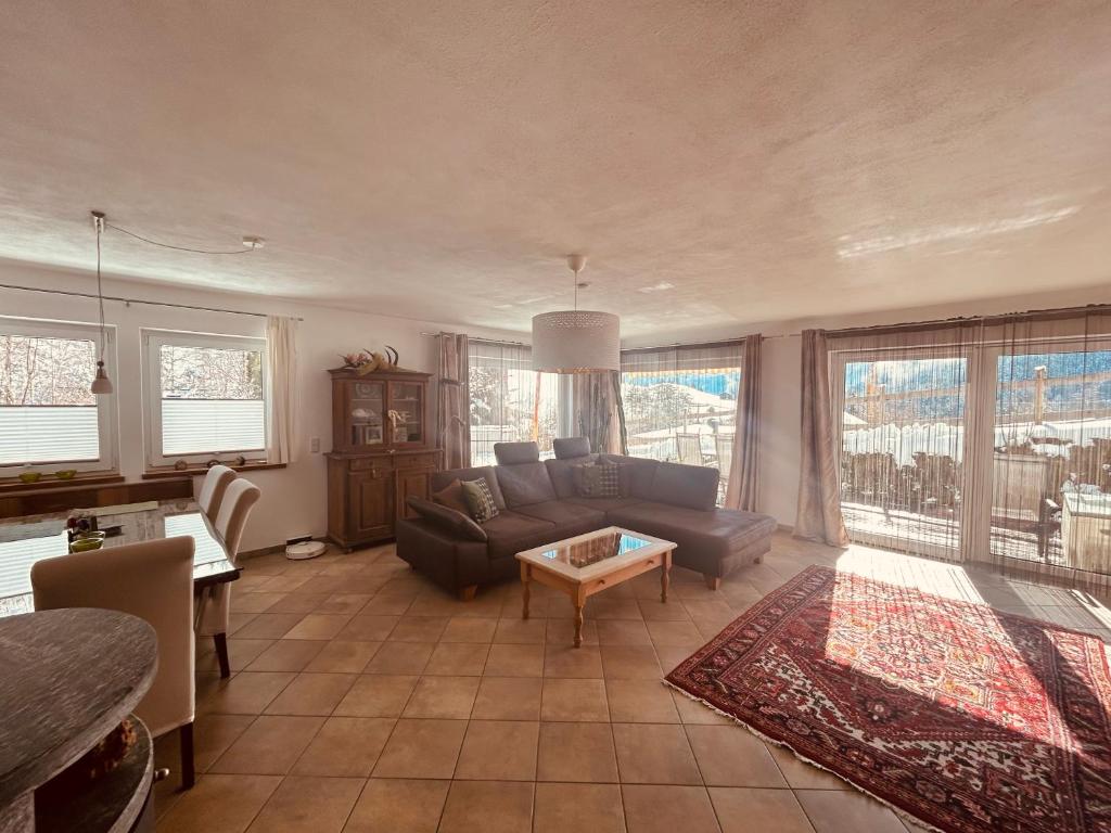 塞费尔德附近赖特Mühlberg Apart的客厅配有沙发和桌子