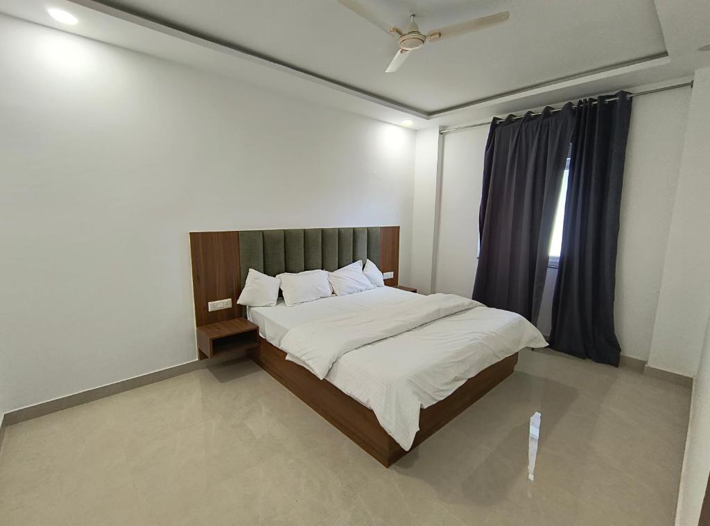 SasarāmAKS INTERNATIONAL HOTEL AND RESORT的一间卧室,卧室内配有一张大床