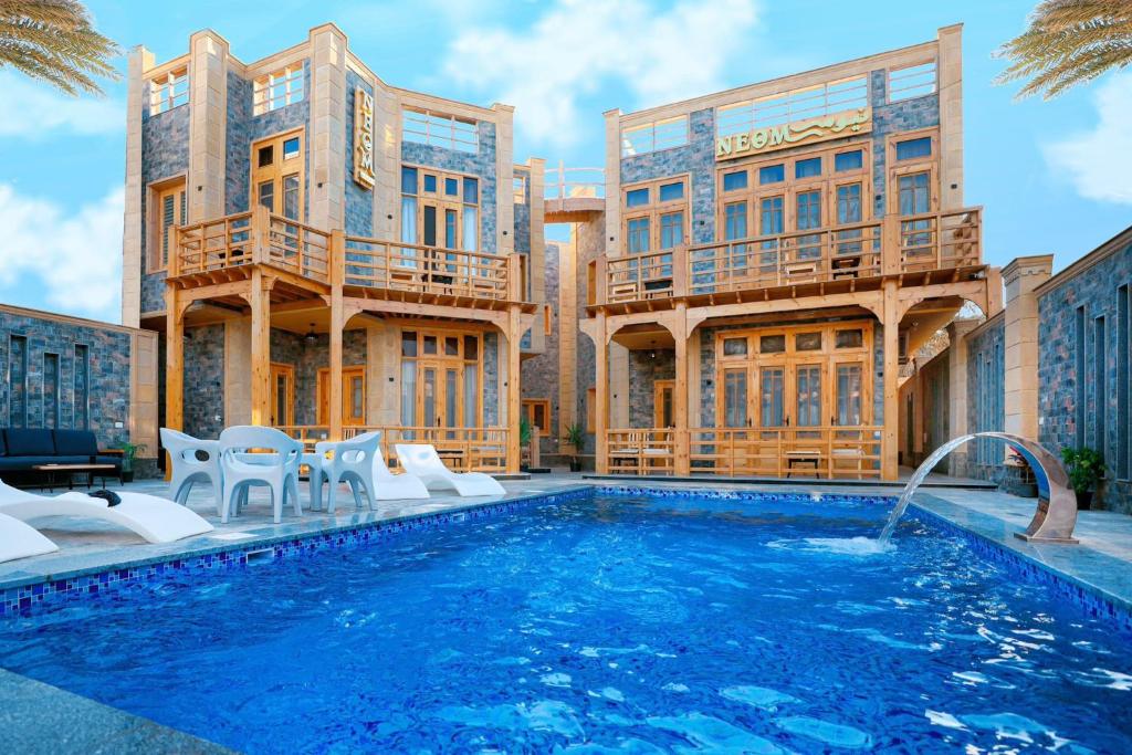 达哈布NEOM DAHAB - - - - - - - - - - - Your new hotel in Dahab with private beach的大楼前的游泳池