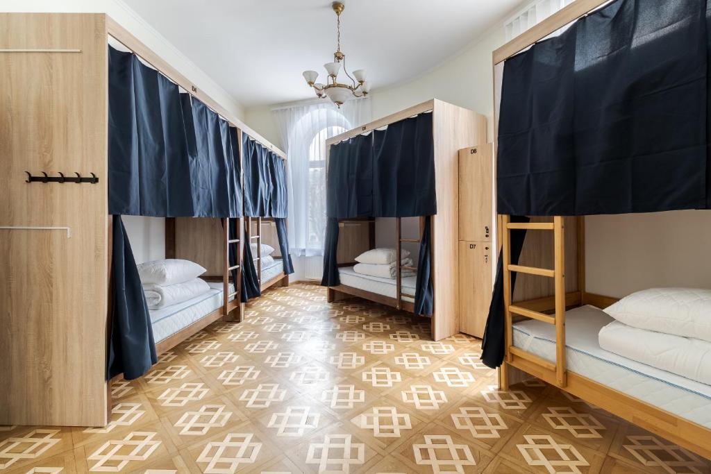 利沃夫索博尼旅舍的一间位于一间地面楼层的客房内的四张双层床