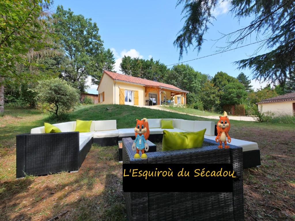 CastelsL'Esquiròu du Sécadou的一张沙发,上面有两只狐狸象形