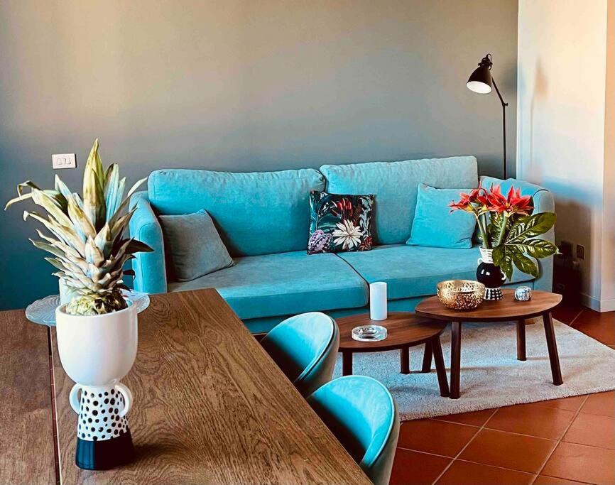 蒙泰斯佩尔托利La casa di Nina的客厅配有蓝色的沙发和桌子