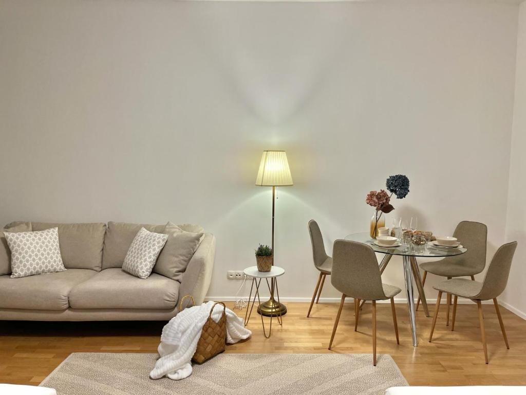 维也纳Zentrales Apartment mit Balkon的客厅配有沙发和桌椅