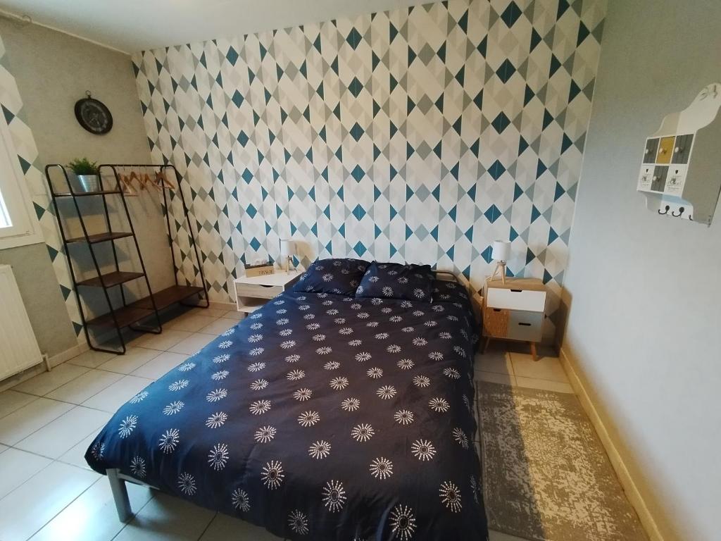Marnay-sur-SeineChambre chez l'habitant avec Sdb et WC privatifs的一间卧室设有蓝色的床和墙壁