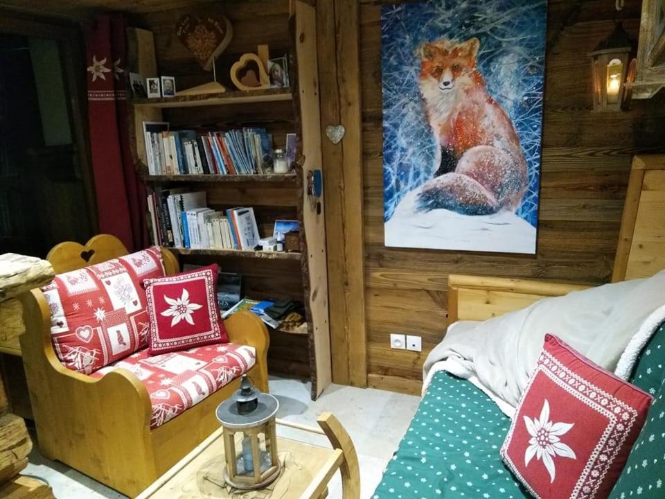 Saint-François-de-SalesLe refuge du poète的客厅配有沙发和松鼠的照片