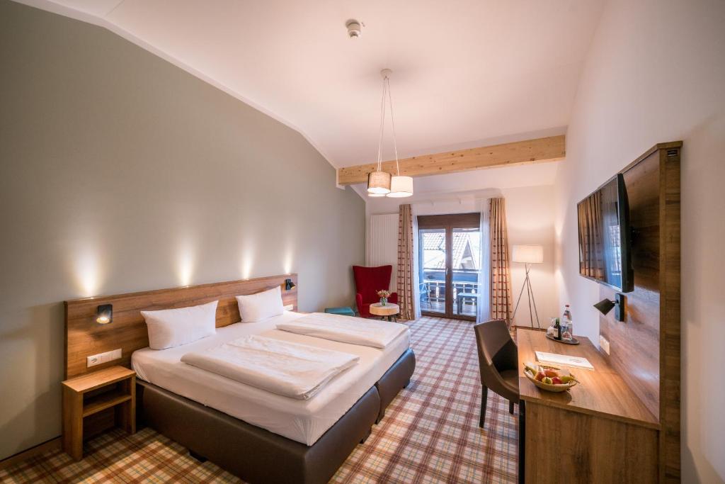 衮泽斯雷德酷博凯酒店的一间卧室配有一张大床和电视