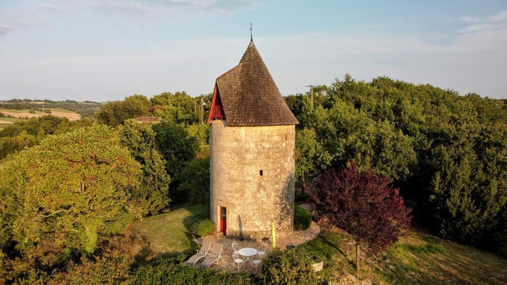 GalapianIdéal pour 2 - Moulin avec bain nordique et vue panoramique的一座山顶上带有塔的古老建筑