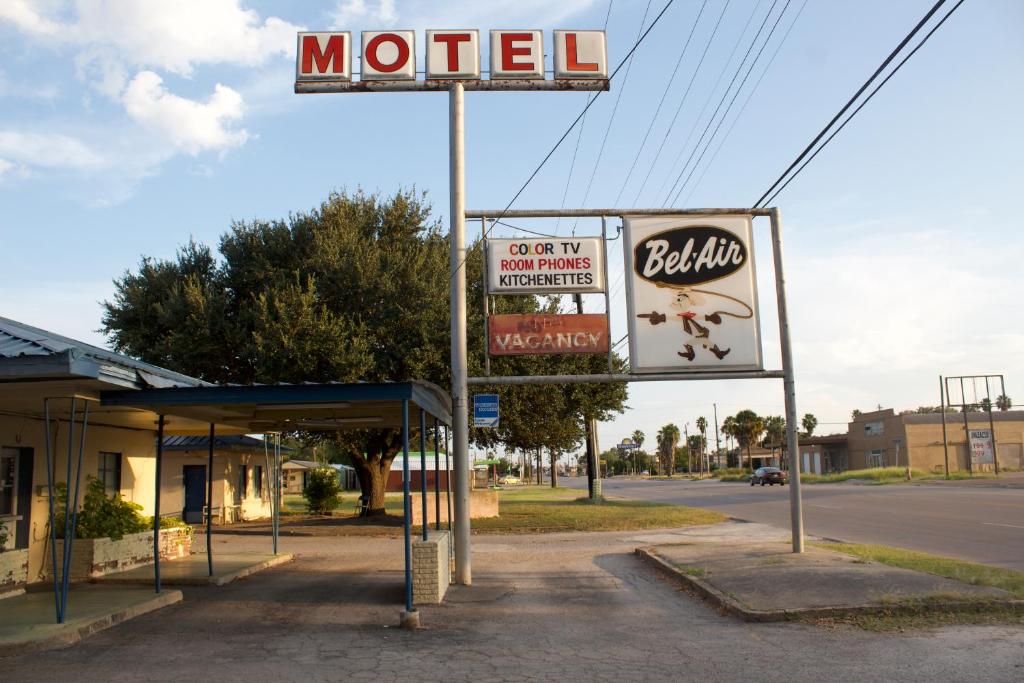 爱丽丝Bel-Air Motel的街道边的汽车旅馆标志