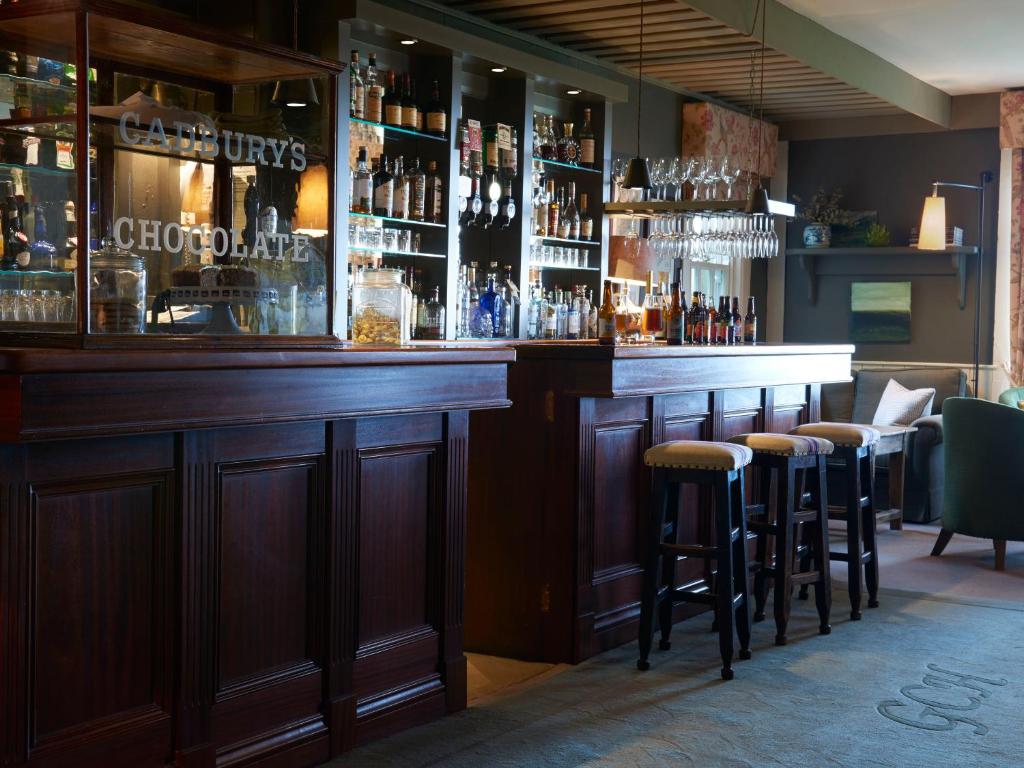 巴利瓦根Gregans Castle Hotel的餐厅内带酒吧凳的酒吧