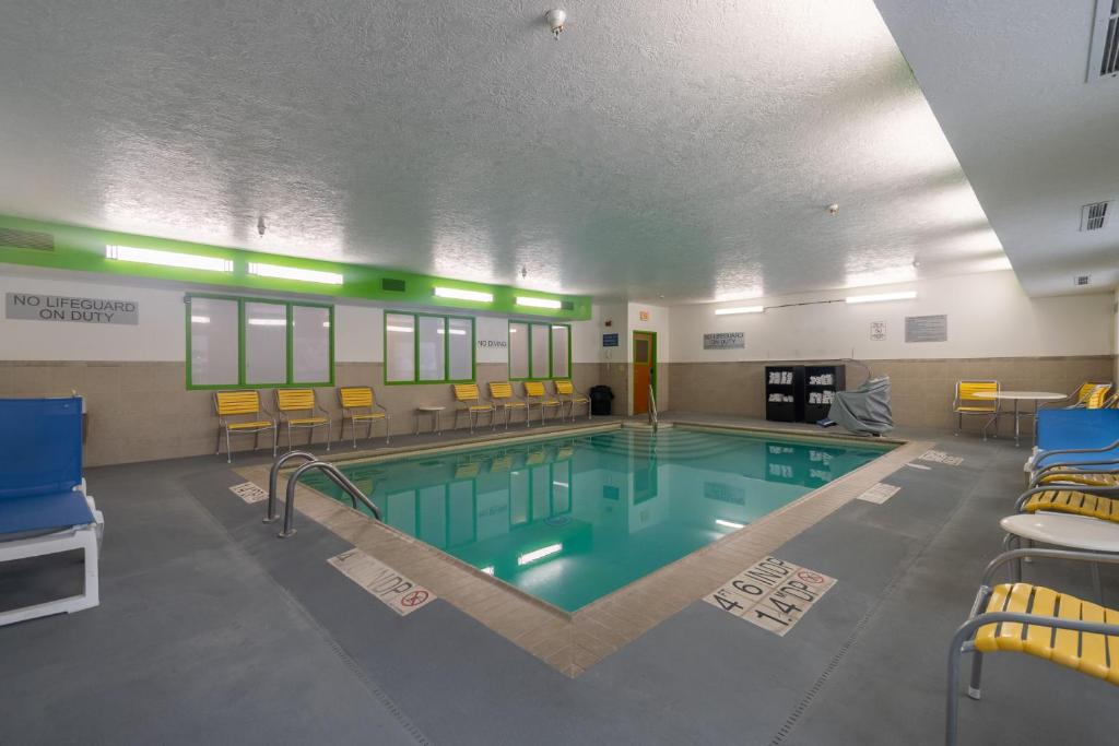 大瀑布城大瀑布城费尔菲尔德客栈的一个带桌椅的健身房内的游泳池