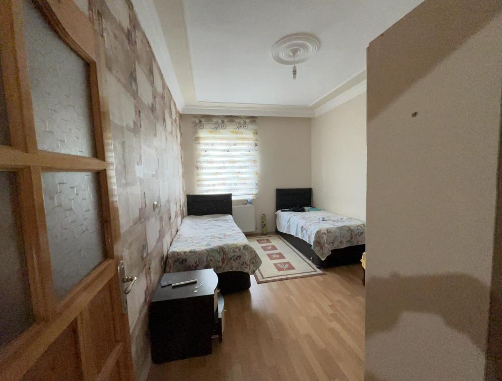 HacılarMET house的小房间设有两张床和窗户