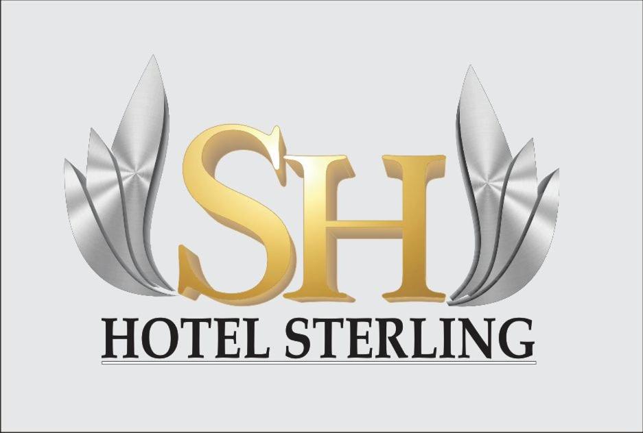 库库塔HOTEL STERLING的标有缩写字母的酒店标志