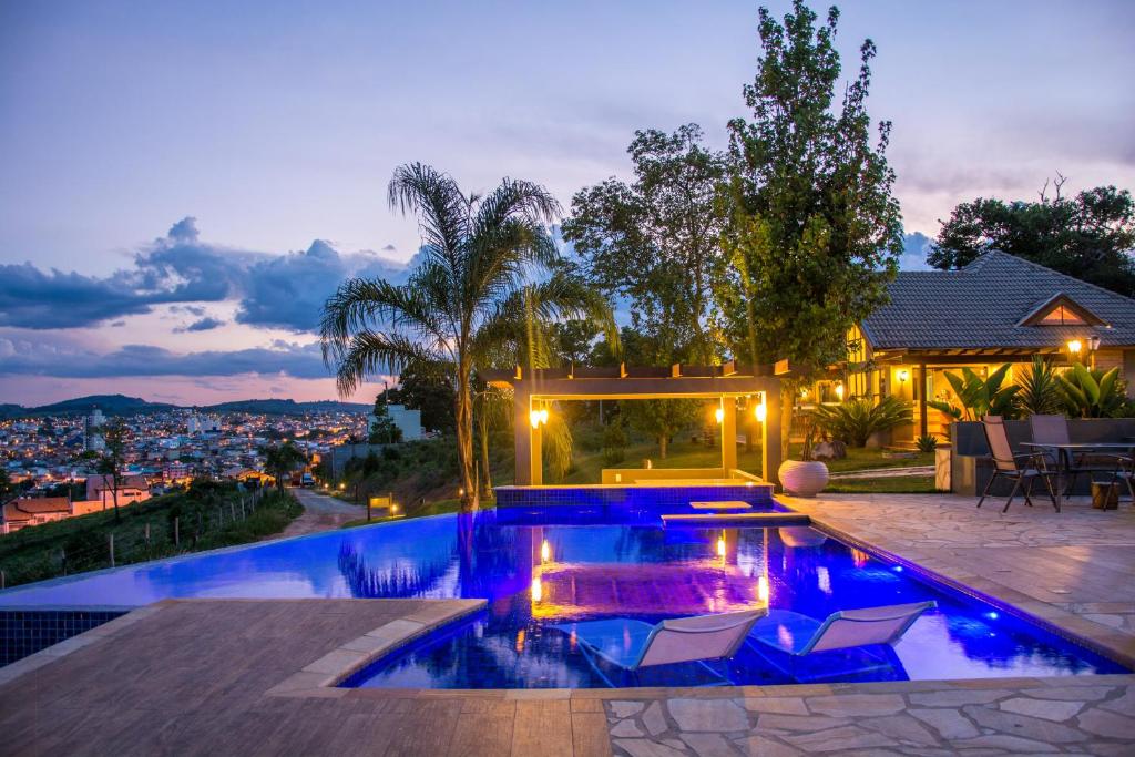 蒙蒂锡昂普萨达阿瓜达米娜酒店的后院的蓝色海水游泳池