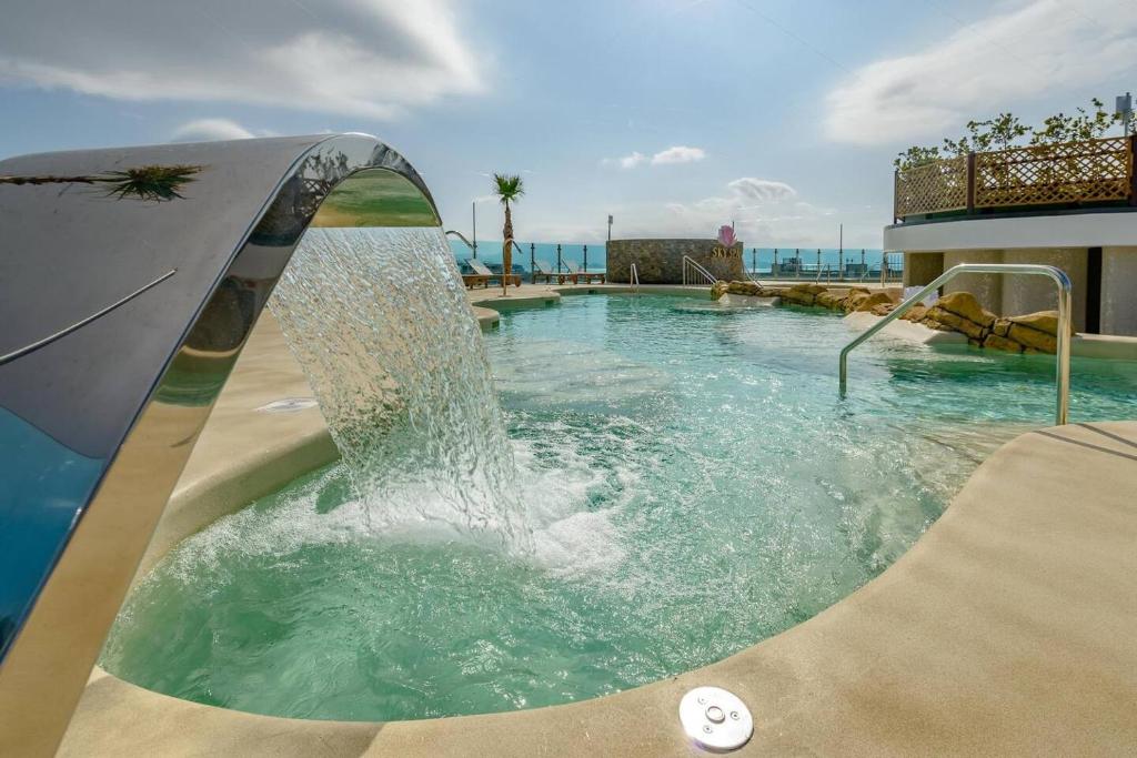 直布罗陀Urban Oasis at Luxurious Ocean Village的一个带喷泉的游泳池