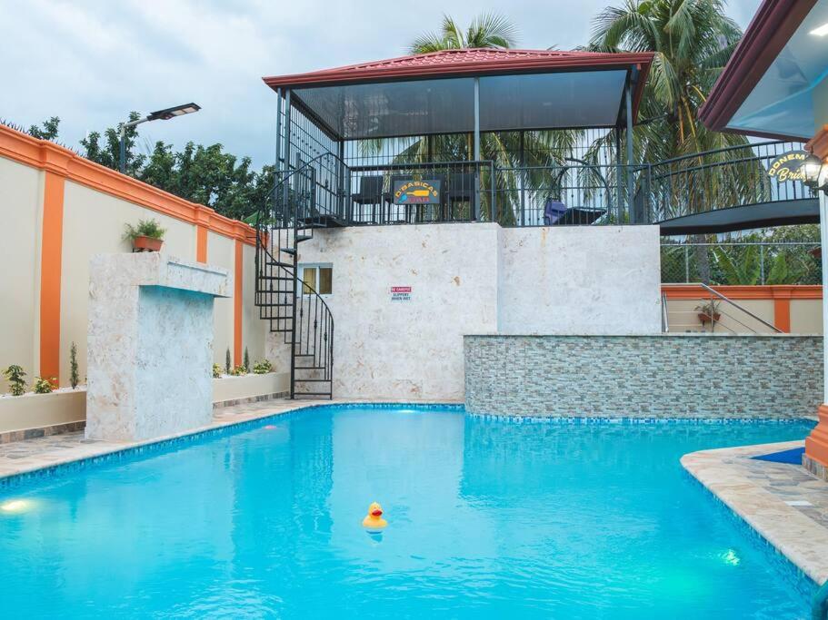 圣地亚哥洛斯卡巴Welcome to Villa D’Mirella!的玛格丽塔别墅或附近游泳池